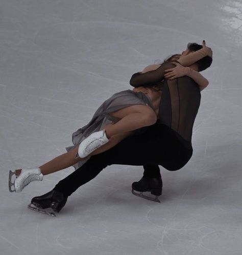 Katharina Witt, Aesthetic Gallery, Virtue And Moir, Tessa Virtue Scott Moir, Athletics Track, Tessa And Scott, Skating Aesthetic, Skater Aesthetic, Dancing Aesthetic