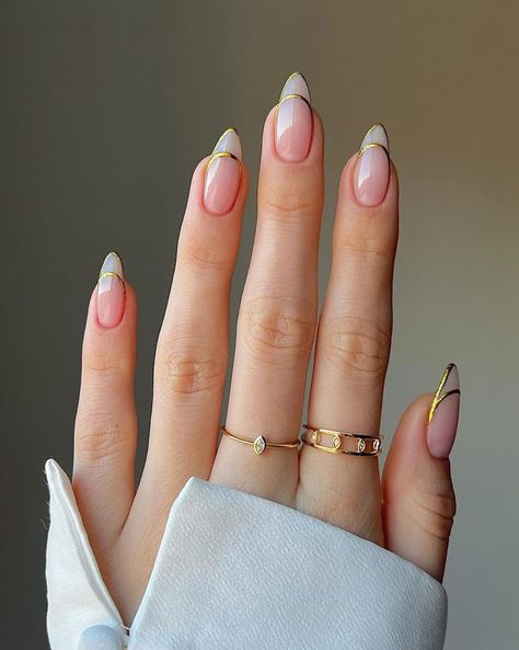 Gel Nail Inspo Art Designs, Wedding Nails Design Simple, Chrome French Tip With Design, Nail Design With French Tip, Gold Tipped French Manicure, Short Nail Gold Designs, Mandel Nails Design, Drip French Tip Nails, Gel X Nail Designs 2024