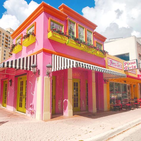 16 Colorful Places in West Palm Beach, Florida - Pretty In Pigment Florida West Palm Beach, Palm Beach Shores Florida, Florida Palm Beach, West Palm Beach Florida Restaurants, West Palm Beach Florida Aesthetic, West Palm Beach Florida Things To Do In, West Palm Beach Aesthetic, Palm Beach Florida Aesthetic, West Palm Beach Outfits