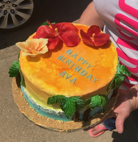 Birthday Cake Hawaiian Theme, Hibiscus Theme Party, Hibiscus Cake Decoration, Tropical Bday Cake, Hibiscus Birthday Cake, Beachy Birthday Cake, Island Birthday Party Ideas, Hawaiian Cake Design, 15 Bday Cake