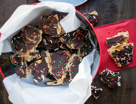 Pretzel Christmas Crack Recipes With Pretzels, Christmas Cracker Toffee, Toffee Cookie Recipe, Bark Recipes, Xmas Vibes, Cracker Candy, Christmas Eats, Homemade Toffee, Christmas Food Treats