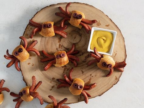 Hot Dog Spiders Halloween Party, Spider Hotdogs Halloween, Spider Pigs In A Blanket, Spider Crescent Rolls, Spider Hot Dogs Halloween, Halloween Hotdogs Ideas, Spider Hotdogs, Halloween Entrees Food Ideas, Spider Dogs