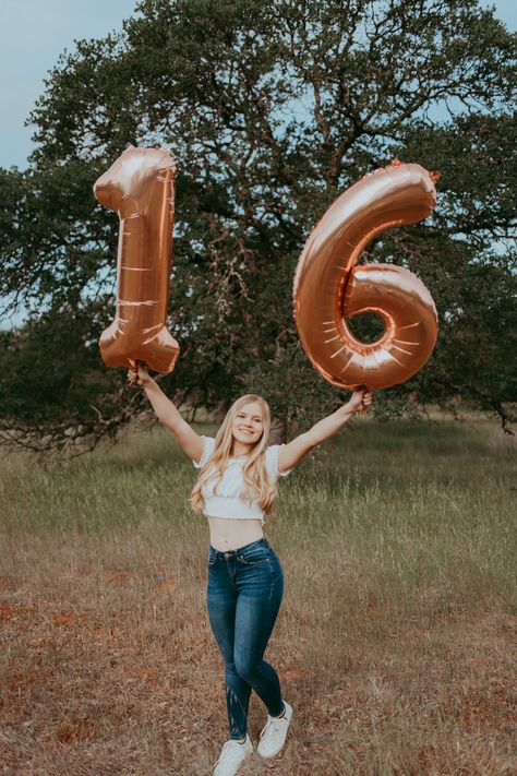 Posing With Number Balloons, Birthday Picture Ideas With Balloons, Senior Pictures With Number Balloons, Number Balloons Photoshoot, 15 Photoshoot Ideas With Balloons, Birthday Poses With Number Balloons, Sweet Sixteen Pictures, Sweet 16 Pictures, 16th Birthday Decorations