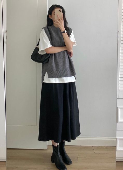 Long Skirt Outfits Korean Style, Mega Closet, Layering Dresses, 2025 Style, Layered Outfits, Modest Dresses Fashion, Modesty Outfits, Layered Shirts, Layered Fashion