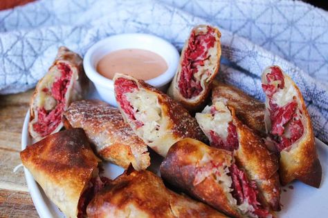 Reuben Egg Rolls Homemade Pasta With Kitchenaid, Reuben Egg Rolls, Egg Rolls Baked, Classic Reuben Sandwich, Reuben Sandwich Classic, Canned Corned Beef, Cocktails Food, Rice Paper Rolls, Corned Beef Recipes