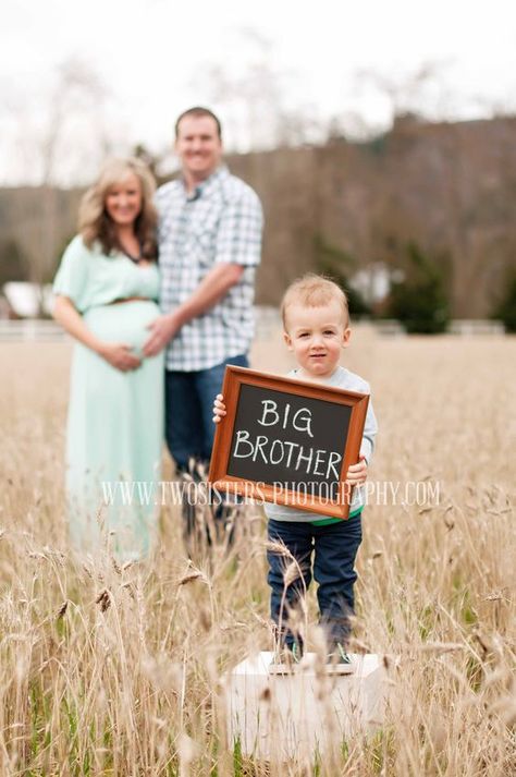 4 Must-Have Maternity Photo Ideas For You And Your Family Family Maternity Pictures, Winter Maternity Photos, Maternity Photography Family, Maternity Photography Poses Outdoors, Sister Photography, Maternity Photography Poses Pregnancy Pics, Family Maternity Photos, Baby Fotografie, Maternity Photoshoot Poses