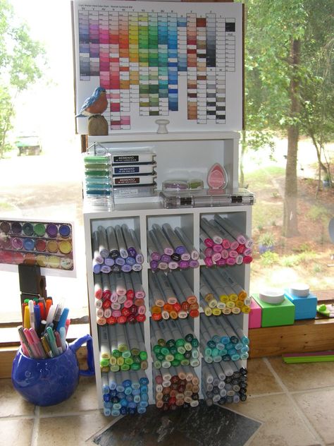 Great idea to have the color chart on top of copic storage Copic Marker Organization, Copic Storage, Arts And Crafts Storage, Art Supplies Storage, Art Supply Organization, Marker Storage, Art Studio Room, Stationery Organization, Art Storage