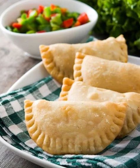 Cómo #hacer #empanadas #veganas: 2 #recetas Las empanadas veganas son fáciles de hacer, nutritivas y realmente sabrosas. Por eso, no te pierdas nuestras dos recetas. Pizza Snacks, Looks Yummy, Egg Free, Ricotta, Apple Pie, Mozzarella, Vegan Vegetarian, Macaroni And Cheese, Dairy Free