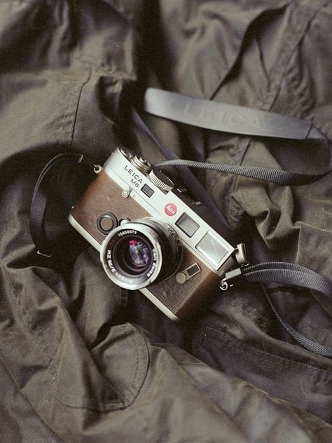 Leica M6 silver & brown Leica Photography, Leica M6, Handy Wallpaper, Photo Deco, Antique Cameras, Classic Camera, Old Cameras, Leica M, Leica Camera