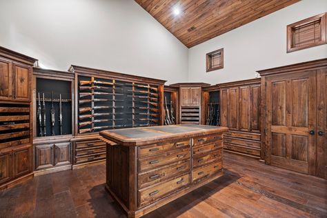 Hunting Room Design, Barndo Ideas, Camp House, Mansion Ideas, Man Cave Room, Fishing Room, Hunting Room, Safe Room, Hunting Lodge