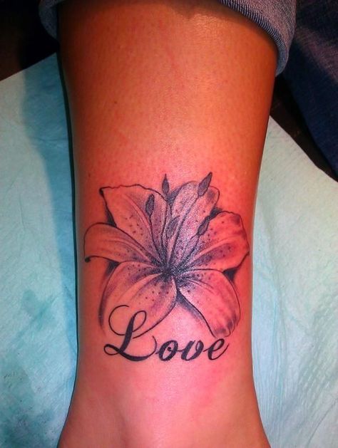 Instead of Love, I'd get Lily's birth date in Roman numerals. I'd want it on my chest just above my heart. Tattoo Lily, Girly Skull Tattoos, Tato Tradisional, Lily Tattoo Design, Lily Flower Tattoos, Ankle Tattoo Designs, Ankle Tattoos For Women, Ankle Tattoos, Flower Tattoo Shoulder