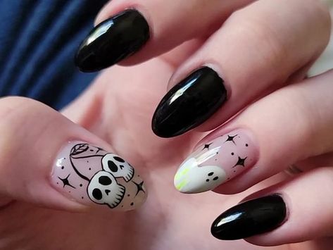 Cherry Skull Nails, Skull Cherry Nails, October Fall Nails, Nails Almond Fall, Beginner Nails, Skull Nail Designs, Almond Fall Nails, Short Fall Nail Designs, Finger Claws