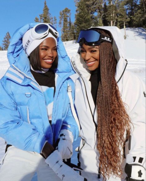 Girls Ski Trip, Mode Au Ski, Ryan Destiny, Ski Trip Outfit, Snow Adventure, Cabin Trip, South African Fashion, Women Ski, Snow Trip