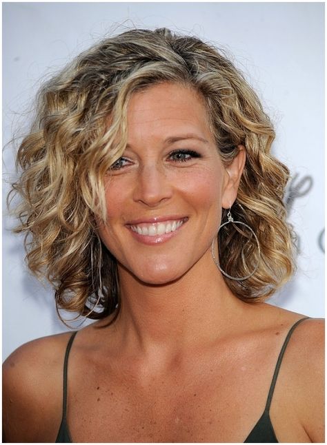 Blonde Curly Bob, Short Curly Hairstyles For Women, Fine Curly Hair, Medium Length Curly Hair, Short Curly Haircuts, Medium Curly Hair Styles, Haircuts For Curly Hair, Curly Bob Hairstyles, Short Hairstyle