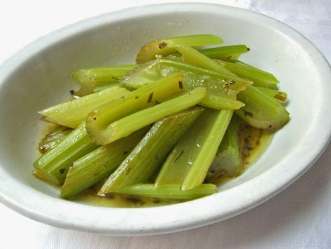 Braised Celery, Sick Food, Meatless Pasta, Celery Recipes, Winter Dishes, Tasty Bites, Vegetable Sides, Side Recipes, Side Salad