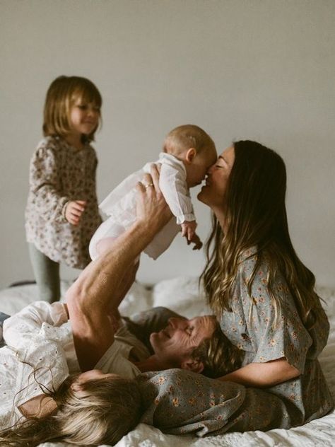 Indoor Family Photos, Lifestyle Newborn Family, Motherhood Photos, Documentary Family Photography, Family Photoshoot Poses, Newborn Family Photos, Motherhood Photography, Family Photo Pose, Storytelling Photography