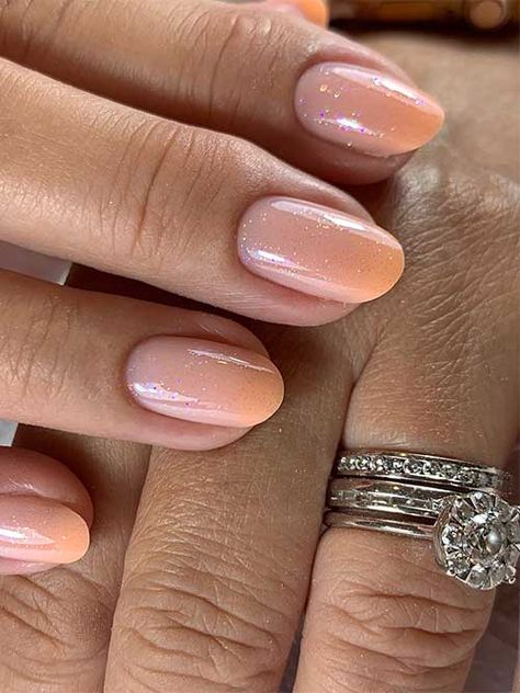 Short light orange summer ombre nails with a touch of glitter Classy Ombre Nails Short, Short Nails Ombre Colour, Summer Ombre Nails, Short Nails Summer, Orange Ombre Nails, Turquoise Ombre, Pink Ombre Nails, Ombre Nail Designs, Glamorous Nails