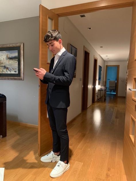 Prom Night Outfit Men, Jd Outfits, Prom Boys Outfit, Men Graduation Outfit, Streetwear Wallpaper, Suits And Sneakers, Jr Prom, Teen Boy Outfits, Insta Pictures