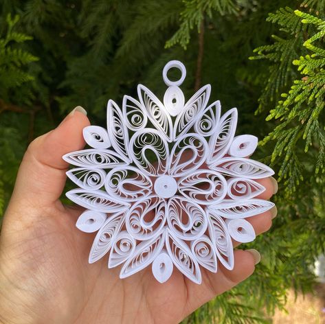 Quilling Christmas Tree, Quilled Christmas Ornaments, Paper Quilling Christmas, Snowflake Snowflake, Quilling Snowflakes, Quilled Snowflakes, Quilled Christmas, Christmas Quilling, Origami And Quilling