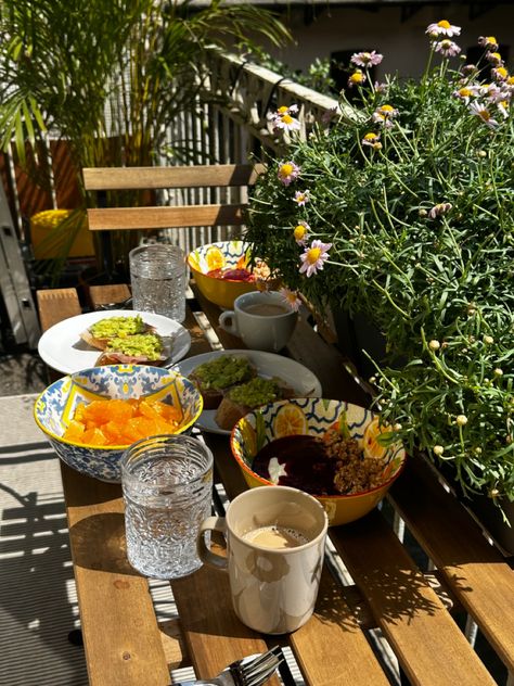 breakfast
friends
yoghurt with granola
morning
coffee
aesthetic Balcony Breakfast Aesthetic, Food Ideas Aesthetic, Italy Torino, Honey Food, Breakfast Avocado, Coffee With Milk, Plants Balcony, Avocado Sandwich, Friends Time