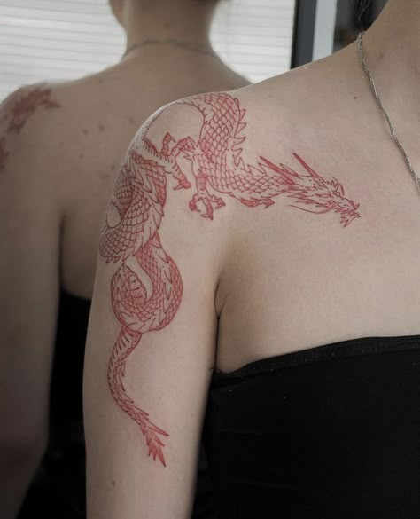 Dragon Tattoo Shoulder, Dragon Tattoo Arm, Red Dragon Tattoo, 16 Tattoo, Dragon Tattoo For Women, Geniale Tattoos, Dragon Tattoos, Red Tattoos, Śliczne Tatuaże