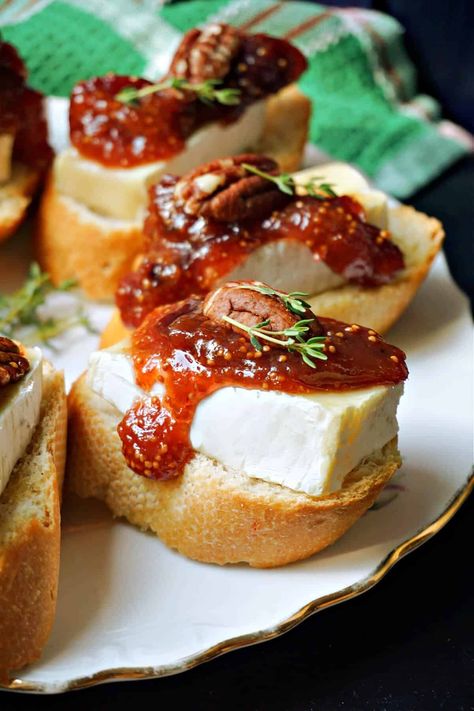 Brie and Fig Jam Crostini, a gourmet appetizer for every party or celebration. Golden and crispy crostini made from sliced French baguette drizzled with olive oil and seasoned generously with black pepper, brie cheese and homemade jam, crunchy pecans and a touch of thyme, a great party food that is fancy enough to impress all your guests. Fig And Cheese Appetizers, Roast Beef Crostini Appetizers, Brie And Fig Jam, Fig Jam Crostini, Crispy Crostini, Fig And Brie, Brie And Fig, Crostini Bread, Gourmet Vegetarian