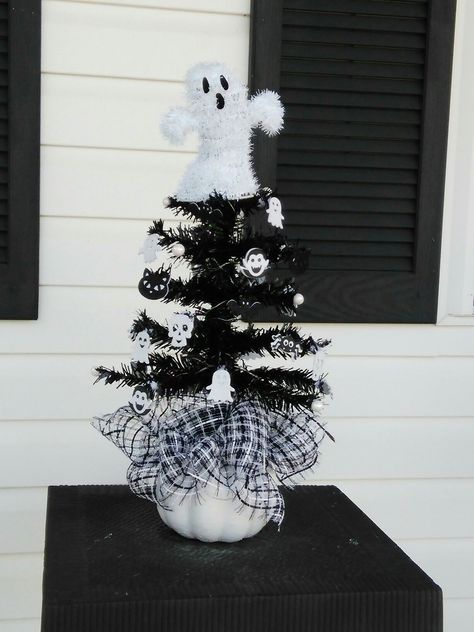 Dollar tree Halloween tree Halloween To Christmas Decor, Dollar Tree Halloween Tree, Mini Halloween Tree, Diy Dollar Tree Halloween Decor, Dollar Tree Halloween Crafts, Creepy Decorations, Dollar Tree Halloween Decor, Autumn Things, Diy Mailbox