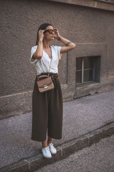 10 formas de usar pantalones anchos sin verte gorda - Mujer de 10 Culottes Outfit, White Sneakers Outfit, Statement Sunglasses, Sunglasses White, Chique Outfits, Elegante Casual, Casual Work Outfits, 가을 패션, Summer Trends