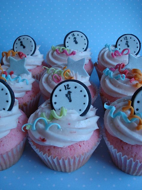 New Year's confetti, stars and clocks on top of pink champagne cake and strawberry champagne buttercream Happy New Year Cupcakes, New Year Cake Designs, New Years Eve Dessert, New Year's Cupcakes, Pink Champagne Cake, New Years Eve Day, New Year's Desserts, Champagne Cake, Art Cakes