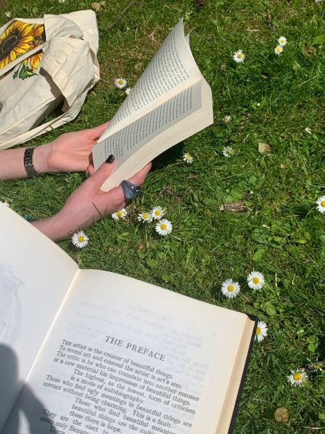 summer indie friends reading aesthetic goals Beautiful Scenario, Healing Summer, Reading Photos, Life After High School, Smell Of Rain, Summer Poses, Nothing But Flowers, Spring Mood, Aesthetic Coffee