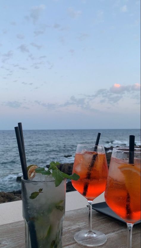 Drink Beach Aesthetic, Beach Cocktails Aesthetic, Summer Cocktails Aesthetic, Beach Drinks Aesthetic, Summer Cocktail Aesthetic, Malibu Sunset Cocktail, Drinks On The Beach, Sunset Drinks, Sunset Cocktail