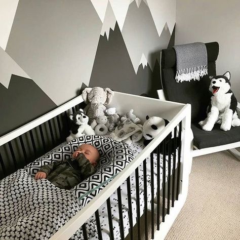 Nursery Room Accent Wall Ideas, High Contrast Nursery, Black Nursery, Baby Nursery Inspiration, Monochrome Nursery, Baby Room Neutral, Baby Boy Nursery Decor, Nursery Room Design, Baby Room Inspiration