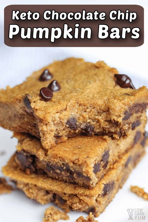 Easy to make low carb gluten free pumpkin bars with chocolate chips that have no sugar added. They're so good even the kids love them. #glutenfree #lowcarb #keto #lowcarbdesserts #ketodesserts #lowcarbrecipes #ketorecipes #weightwatchers #Atkins #pumpkin #pumpkinbars | LowCarbYum.com Keto Pumpkin Bars, Gluten Free Pumpkin Bars, Galletas Keto, Postre Keto, Chocolate Chip Bars, Keto Pumpkin, Sugar Free Chocolate Chips, Pumpkin Bars, Low Carb Sweets