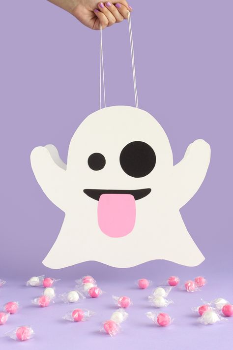 Piñata Halloween, How To Make Ghosts, Ghost Emoji, Childrens Halloween Party, Halloween Pinata, Ghost Bag, Halloween Sensory, Halloween Decorations For Kids, Preschool Christmas Crafts