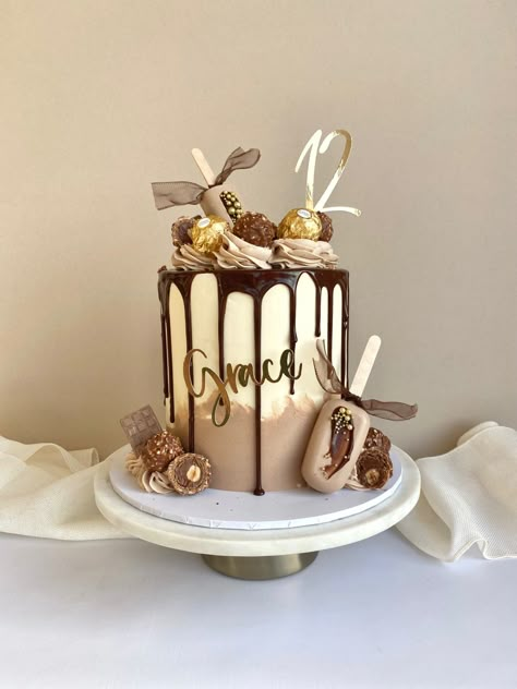 Chocolate Birthday Cake Aesthetic, Chocolate Drip Cake Birthday, New Year Cake Designs, 18th Birthday Cake Designs, Ferrero Rocher Cake, 22nd Birthday Cakes, Candy Birthday Cakes, Birthday Cake Decorating Ideas, Chocolate Cake Designs