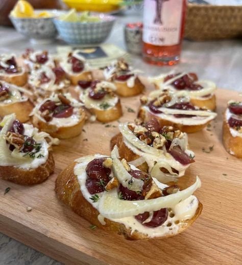 Elevate your appetizer game with our Roasted Grapes, Feta, Fresh thyme and Honey Crostini recipe. A symphony of sweet and savoury flavours in every bite! Whipped Feta Crostini, Feta Crostini, Crostini Appetizer, Roasted Grapes, Crostini Recipe, Crostini Appetizers, Crostini Recipes, Elegant Appetizers, Whipped Feta