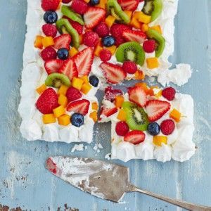 John Whaite's tropical fruit pavlovaredmagazine Australian Pavlova, Pavlova Easy, Pavlova Toppings, Easy Dinner Party Desserts, Fruit Pavlova, Summer Dinner Party Menu, Bacon Cake, Onion Casserole, Macadamia Cookies