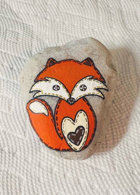 Cute little fox painted on a rock. Image displays artwork only, rock shape and size may vary. Painting Stones Ideas, Fox Rock Painting, Painted Rocks Inspirational, Fox Painted Rock, Cute Rock Painting Ideas Easy Animals, Painted Rock Designs, Dog Rock Painting, Cute Painted Rocks, Pet Rocks Craft