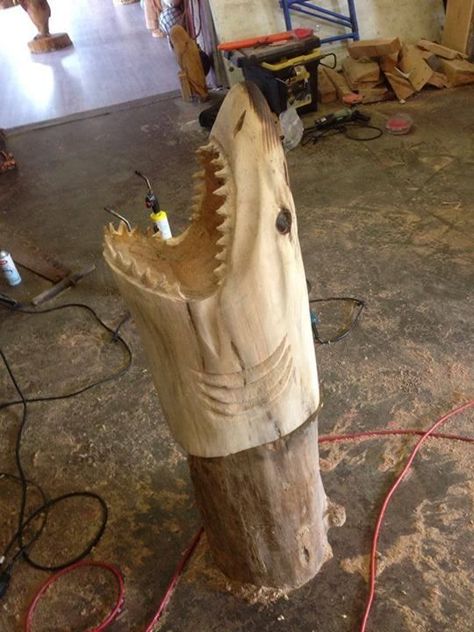 Small Chainsaw Carvings, Woodworking Carving, Chainsaw Sculpture, Chainsaw Wood Carving, Wood Log Crafts, Chainsaw Art, Shark Head, Chainsaw Carvings, Tiki Statues