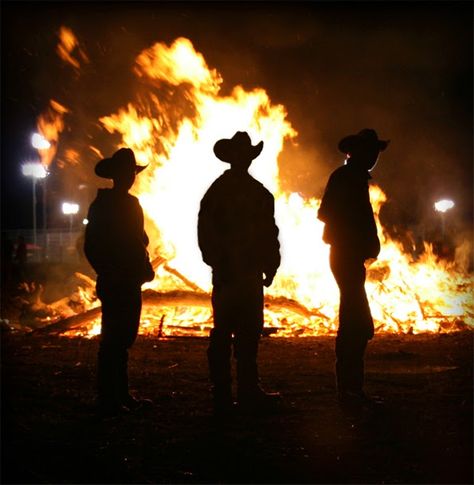 Country Tailgate, Southern Aesthetic, Cowboys And Angels, Innocence Lost, Cowgirl Pictures, Bonfire Party, Country Party, Real Cowboys, Country Summer