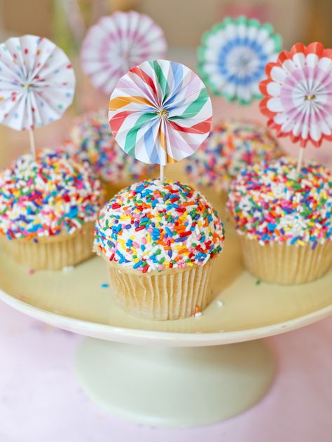 Cute cupcakes with sprinkles and pin wheels #cupcakes #cupcaketoppers #sprinkles Candy Cupcakes Ideas, Festival Cupcakes, Cupcakes With Sprinkles, Cupcake Arrangements, Circus Cupcakes, Carnival Cupcakes, Easy Cupcakes Decoration, Cupcake Party Favors, Pin Wheels