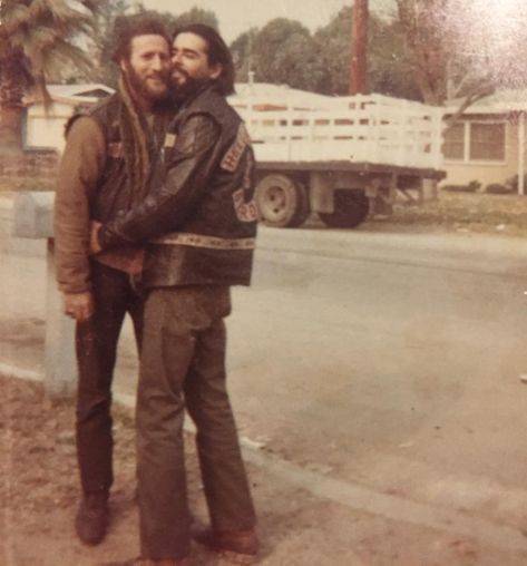 Dougie Poo & Beautiful Buzzard cuddling in the mid 1960s Old Sparky, Beard Haircut, Men Are Men, Stevie Nicks Fleetwood Mac, Biker Art, Biker Men, Buzzard, Vintage Biker, Biker Life