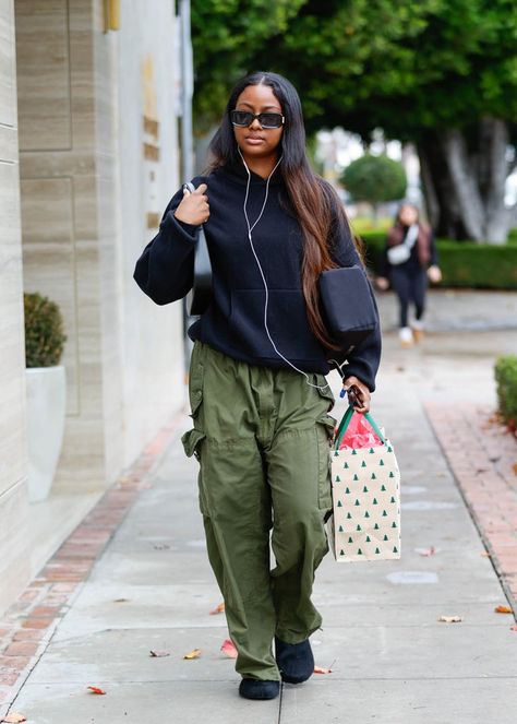 Justine Skye Outfits, Justine Skye Style, Supermodel Fashion, Olive Green Cargo Pants, 2024 Board, Justine Skye, Baggy Cargo Pants, Cozy Style, Fuzzy Slippers