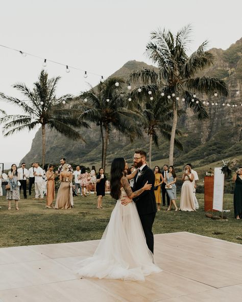 Sculptural floral arrangements shaped this couple’s wedding in the middle of a jungle in Hawaii. 🌺 From the asymmetric palm ceremony altar to the Ikebana centerpieces—all using flowers local to the island—transformed each space. See each defining element of the modern-meets-tropical celebration at the link in bio. 🌴 📷: @keanibakula 📋: @forever_amour_events 💐: @meidayhawaii 🎥: @twinfinfilmworks 👗: @musebyberta 📍: @kualoaranchweddings 💇‍♀️: @_jt_hair_ 💄: @revealhairandmakeup 💌: @funkyolivedesig... Tropical Boho Chic Wedding, Destination Wedding Tropical, Simple Hawaii Wedding, Hawaii Wedding Aesthetic, Islander Wedding, Small Hawaii Wedding, Tropical Jungle Wedding, Minimalist Tropical Wedding, Hawaii Wedding Flowers