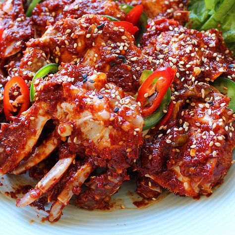 Here is the #recipe for spicy marinated crabs that many of you have asked for.This Yangnyum Gaejang is one of hubby's favorite Korean… Spicy Crab Recipes, Raw Crab, Marinated Crab, Blue Crab Recipes, Crab And Shrimp Recipe, Korean Pear, Crab Sushi, Crab Appetizer, Recipes With Soy Sauce