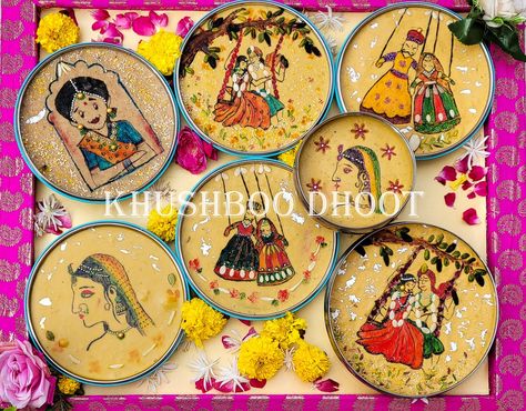 Pithi Thali Decoration Ideas, Tij Mehndi Designs, Teej Packing Ideas, Satu Decoration Ideas, Teej Festival Packing Ideas, Sattu Decoration Ideas, Teej Decoration Ideas, Teej Festival Decoration, Mehandi Thaal Ideas