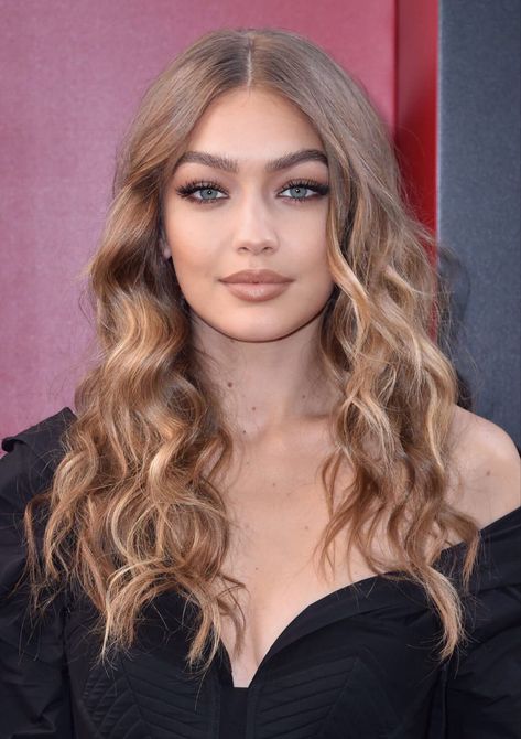 Maroon Makeup, Gigi Hadid Hair, Dark Feminine Energy, Paper Rings, Gigi Hadid Style, Celeb Fashion, Hadid Sisters, Pics Inspo, Beige Blonde