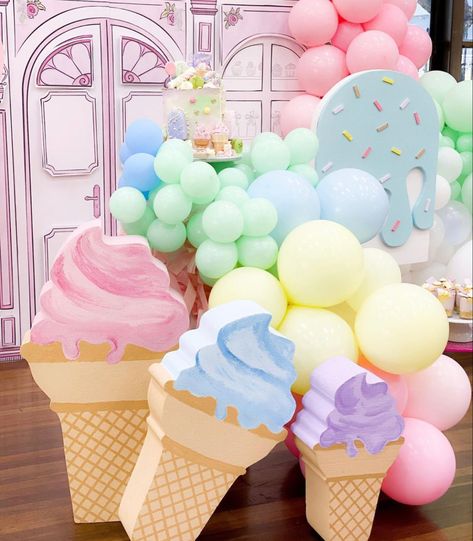 Ice Cream Truck Backdrop, Ice Cream Balloon Centerpiece, Outdoor Candyland Decorations, Outdoor Candyland, Ice Cream Birthday Party Theme, Ice Cream Party Decorations, Candy Theme Birthday Party, Candy Themed Party, Candy Land Birthday Party