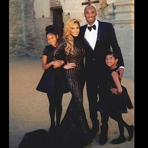 Kobe Bryant and family Kobe Bryant And Wife, Kobe Bryant Family, Kobe & Gigi, Vanessa Bryant, Kobe Bryant Pictures, Kobe Bryant Black Mamba, Branding Session, Family Holiday Photos, Celebrity Families