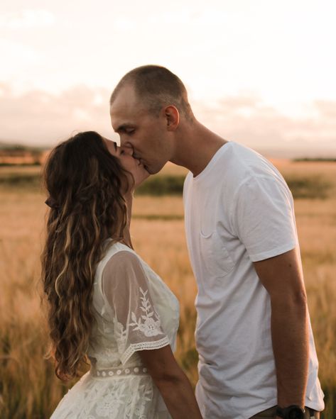 Embracing golden hour with these frames. A few simple moments full of love and connection. 🥰 #janekoehnphotography #love #naturallight #goldenhour #frames #couple #photography #photo Golden Hour, Natural Light, In This Moment, Frame, Photography